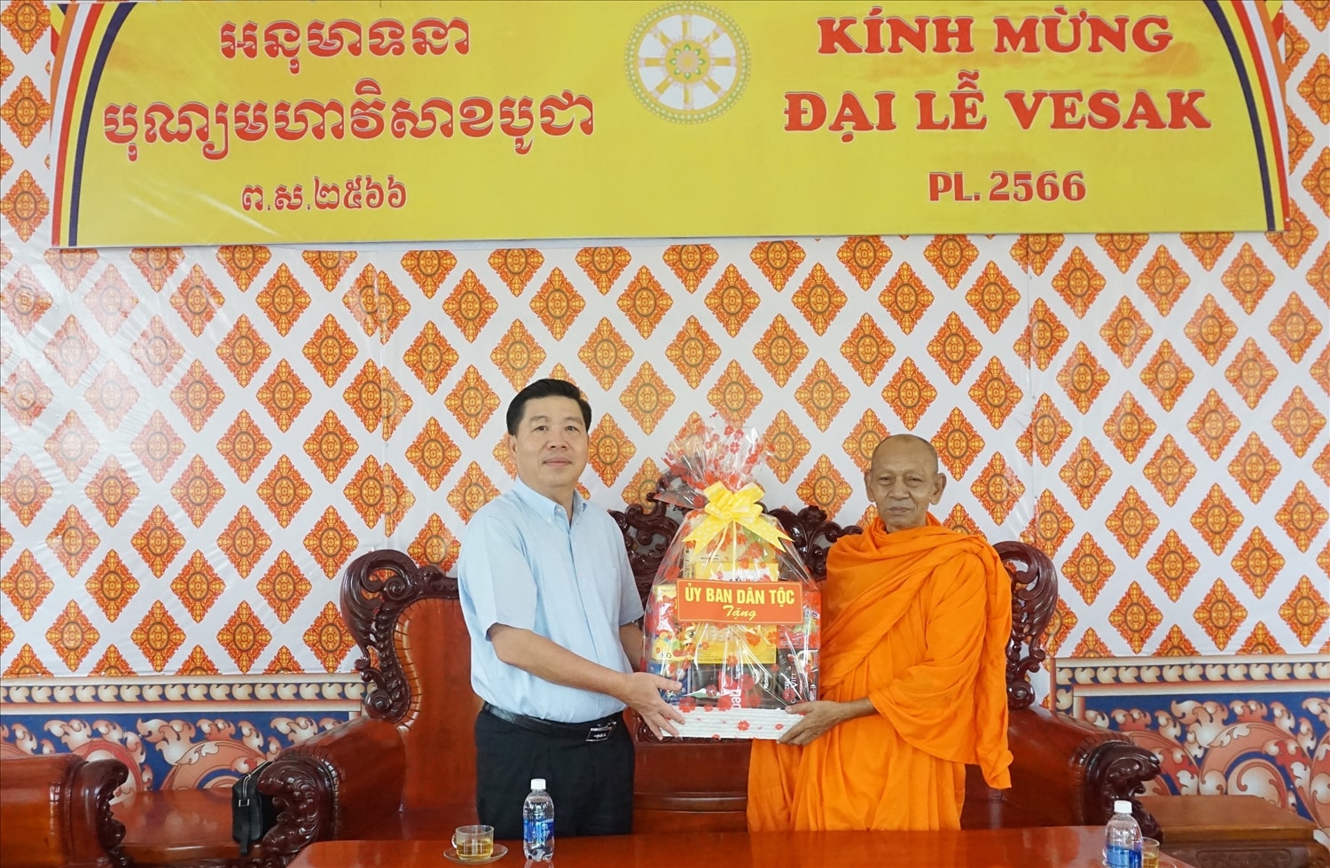 Thứ trưởng Lê Sơn Hải tặng quà mừng Lễ Phật đản đến Hòa thượng Đào Như Thứ trưởng Lê Sơn Hải tặng quà mừng Lễ Phật đản đến Hòa thượng Đào Như