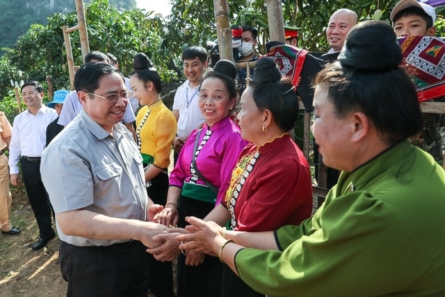 Thủ tướng Phạm Minh Chính gặp gỡ, biểu dương người dân đã tự lực, tự cường, khai thác tốt những điều kiện của quê hương để phát triển kinh tế, đời sống ngày càng khấm khá - Ảnh: VGP/Nhật Bắc