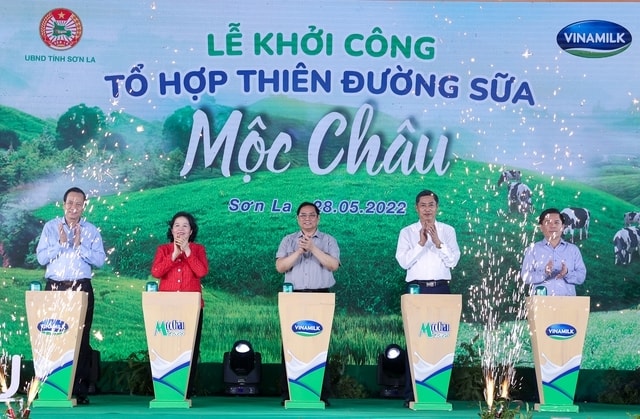 Thủ tướng dự lễ khởi công dự án Thiên đường sữa Mộc Châu của Công ty Cổ phần Sữa Việt Nam Vinamilk tại huyện Mộc Châu - Ảnh: VGP/Nhật Bắc Thủ tướng dự lễ khởi công dự án Thiên đường sữa Mộc Châu của Công ty Cổ phần Sữa Việt Nam Vinamilk tại huyện Mộc Châu - Ảnh: VGP/Nhật Bắc
