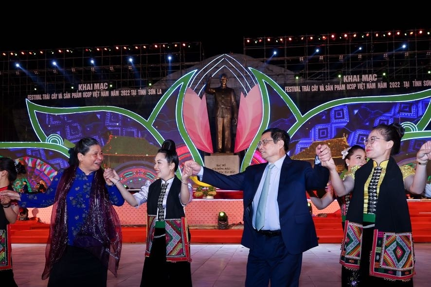 Thủ tướng Phạm Minh Chính, nguyên Phó Chủ tịch Thường trực Quốc hội Tòng Thị Phóng tham gia điệu múa xòe truyền thống của dân tộc Thái, di sản văn hóa phi vật thể đại diện của nhân loại - Ảnh: VGP/Nhật Bắc