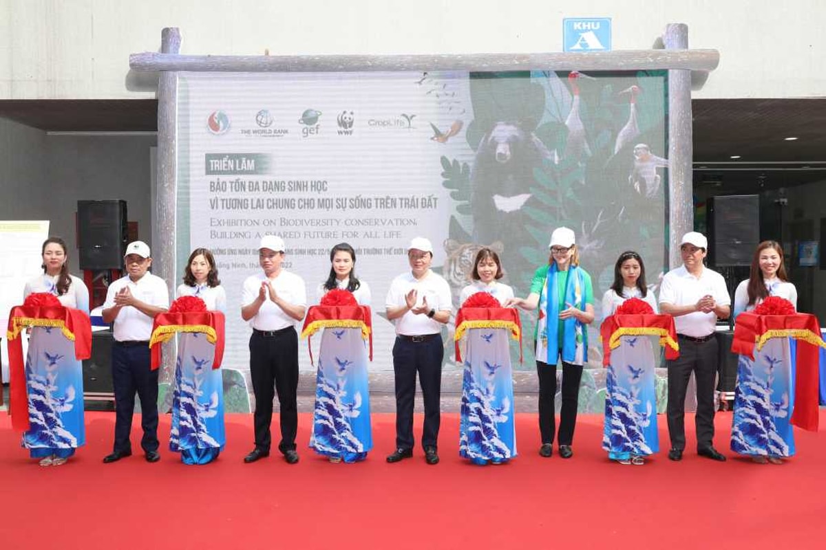Lãnh đạo Bộ Tài Nguyên và Môi trường và tỉnh Quảng Ninh cắt băng khai trương triển lãm cộng đồng về tranh ảnh chủ đề bảo tồn thiên nhiên, đa dạng sinh học. (Ảnh: Báo Quảng Ninh) Lãnh đạo Bộ Tài Nguyên và Môi trường và tỉnh Quảng Ninh cắt băng khai trương triển lãm cộng đồng về tranh ảnh chủ đề bảo tồn thiên nhiên, đa dạng sinh học. (Ảnh: Báo Quảng Ninh)