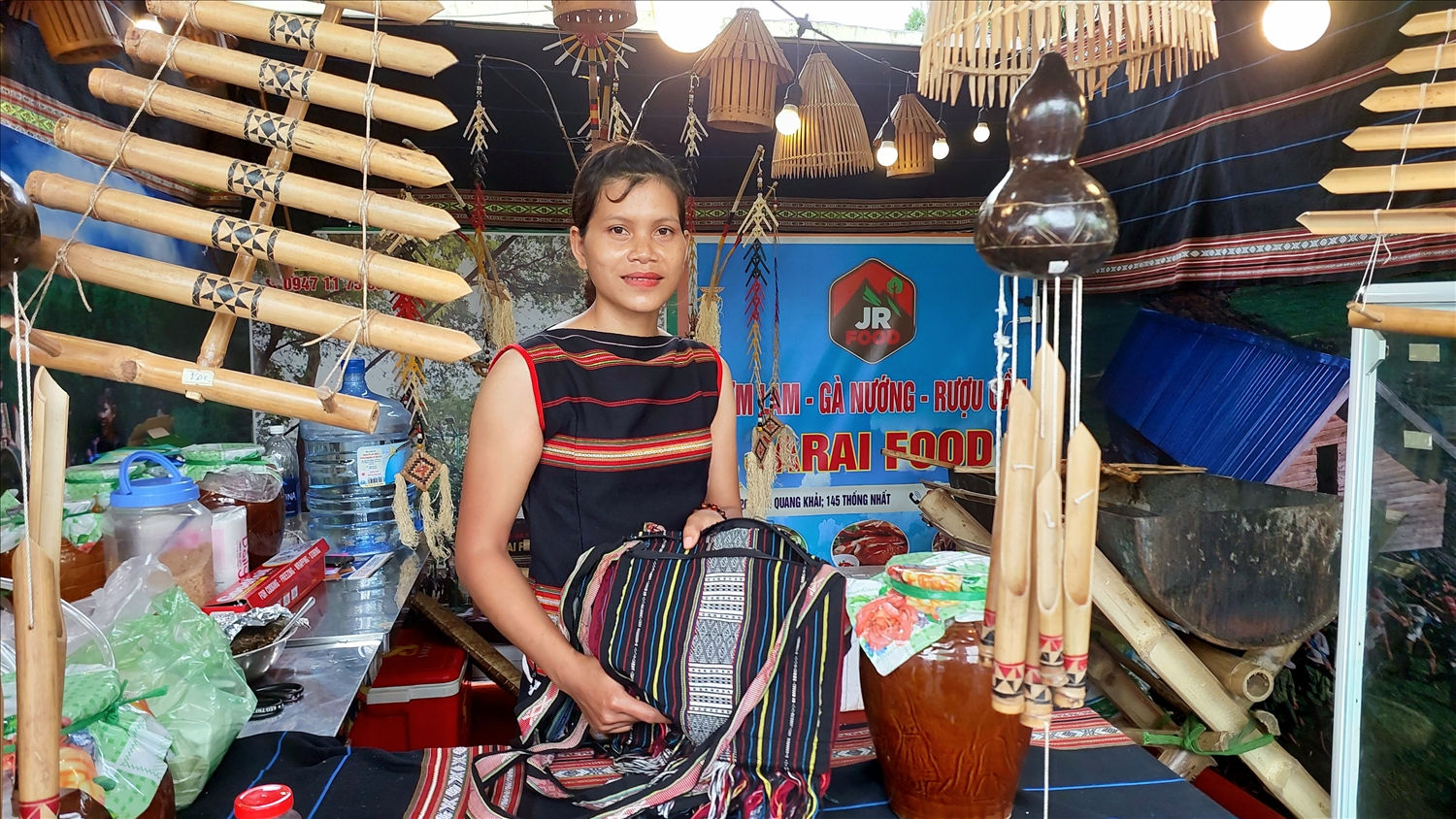 Gian hàng ẩm thực Jrai Food giới thiệu với du khách ẩm thực, mỹ nghệ của con người Gia Rai trên mảnh đất Gia Lai