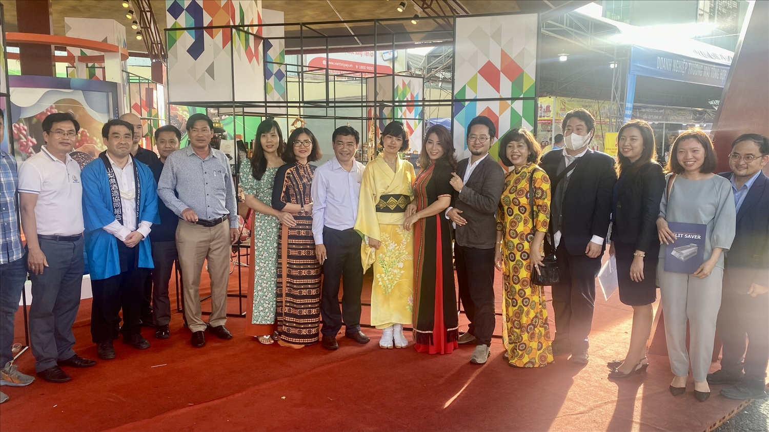 Các du khách trong và ngoài nước đến tham quan, mua sắm, chụp hình tại các gian hàng triển lãm sản phẩm