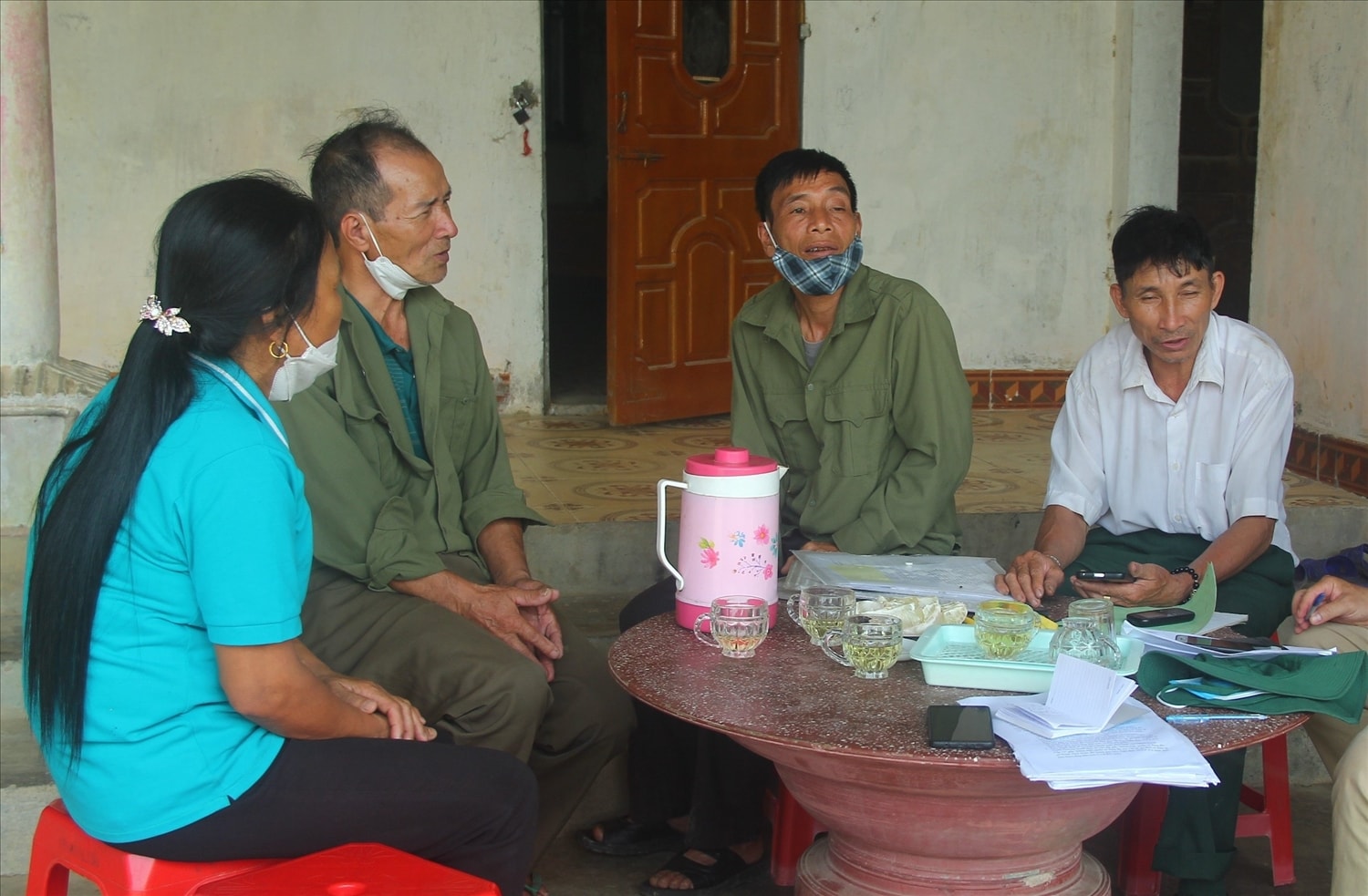 Một số hộ dân chuẩn bị hồ sơ, đơn từ đẻ tiếp tục đòi lại đất rừng