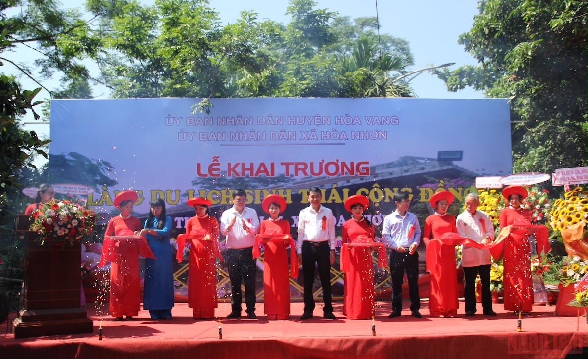 Các đại biểu thực hiện nghi thức khai trương Làng du lịch cộng đồng Thái Lai. Các đại biểu thực hiện nghi thức khai trương Làng du lịch cộng đồng Thái Lai.