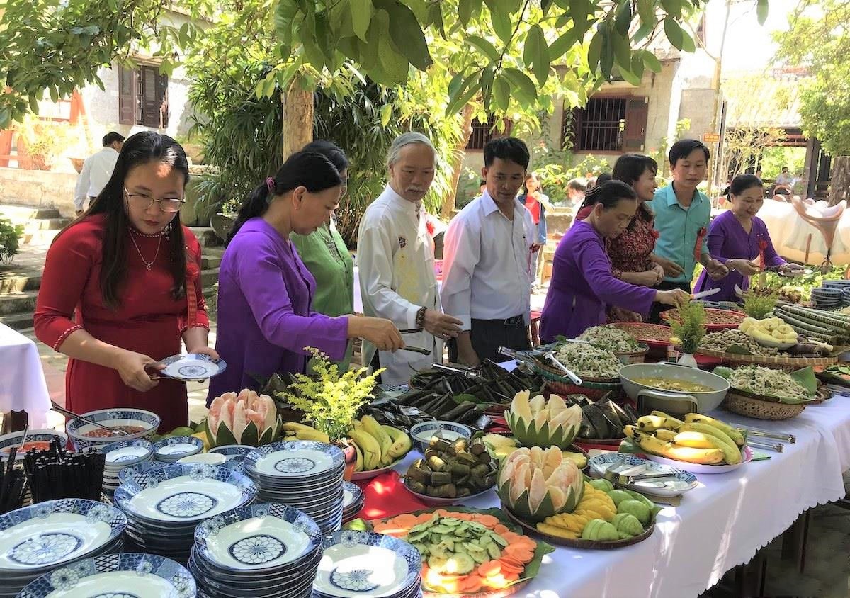 Du khách trải nghiệm các món ẩm thực truyền thống tại Làng du lịch sinh thái cộng đồng Thái Lai. Du khách trải nghiệm các món ẩm thực truyền thống tại Làng du lịch sinh thái cộng đồng Thái Lai.