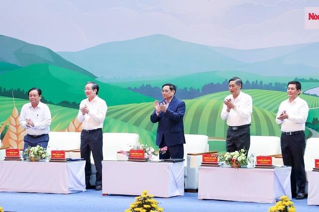 Thủ tướng Phạm Minh Chính cùng lãnh đạo các bộ, ngành điều hành Hội nghị đối thoại - Ảnh: VGP/Nhật Bắc