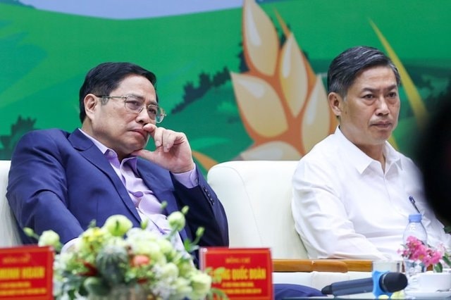 Thủ tướng lắng nghe câu hỏi của đại biểu nông dân nêu tại đối thoại - Ảnh: VGP/Nhật Bắc Thủ tướng lắng nghe câu hỏi của đại biểu nông dân nêu tại đối thoại - Ảnh: VGP/Nhật Bắc