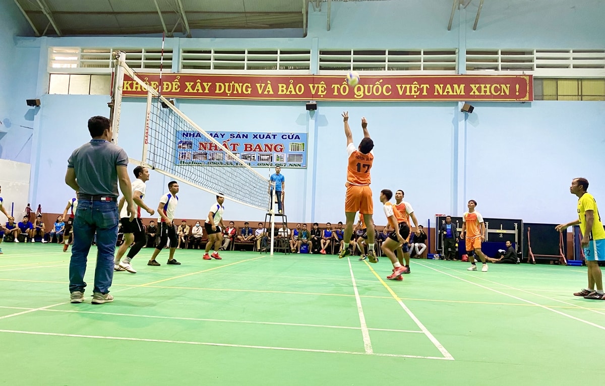 Môn bóng chuyền giữa các đoàn thi đấu diễn ra sôi nổi, kịch tính Môn bóng chuyền giữa các đoàn thi đấu diễn ra sôi nổi, kịch tính