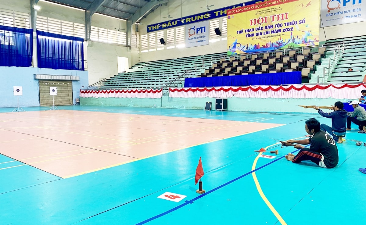 Các vận động viên tranh tài ở bộ môn bắn nỏ Các vận động viên tranh tài ở bộ môn bắn nỏ