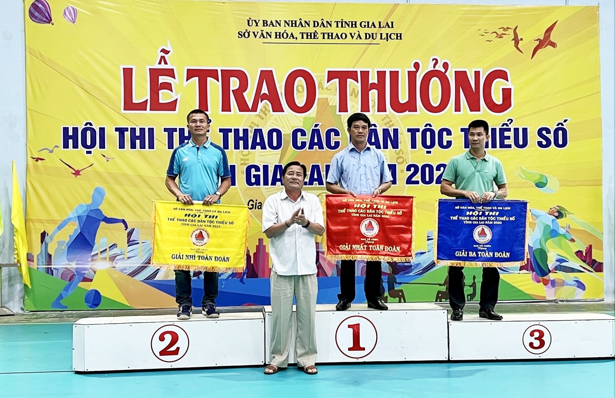 Ban tổ chức trao giải Nhất, Nhì, Ba toàn đoàn cho các đoàn tham gia Hội thao Ban tổ chức trao giải Nhất, Nhì, Ba toàn đoàn cho các đoàn tham gia Hội thao