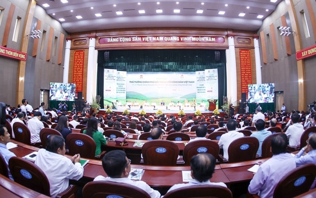 Tham dự Hội nghị có hơn 500 đại biểu có mặt trực tiếp tại Trung tâm Hội nghị tỉnh Sơn La, trong đó có khoảng 200 nông dân tiêu biểu đại diện cho hơn 10,2 triệu hộ hội viên nông dân cả nước Tham dự Hội nghị có hơn 500 đại biểu có mặt trực tiếp tại Trung tâm Hội nghị tỉnh Sơn La, trong đó có khoảng 200 nông dân tiêu biểu đại diện cho hơn 10,2 triệu hộ hội viên nông dân cả nước