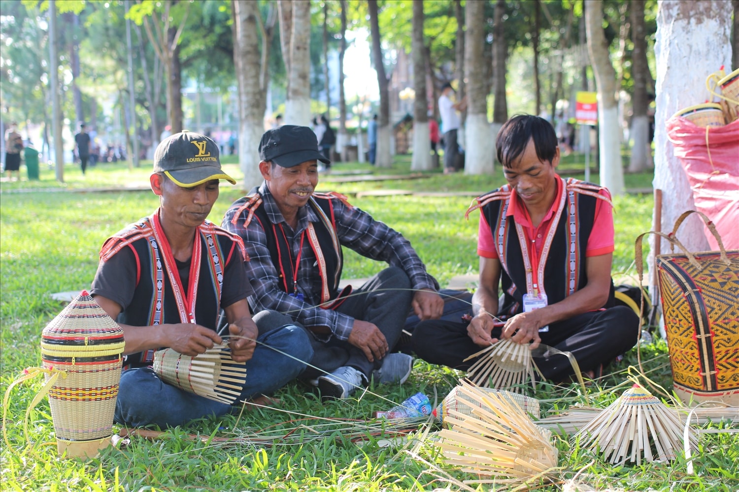 Nghệ nhân Hyoi (bên trái) là một trong những người có tay nghề cao nhất nhì ở làng Ngơm Thung Nghệ nhân Hyoi (bên trái) là một trong những người có tay nghề cao nhất nhì ở làng Ngơm Thung