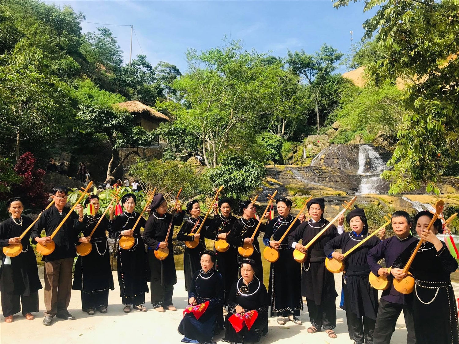 Tới tắm thác Đăng Mò, du khách có thể trải nghiệm văn hoá, lắng nghe tiếng Then ngọt ngào của đồng bào Tày