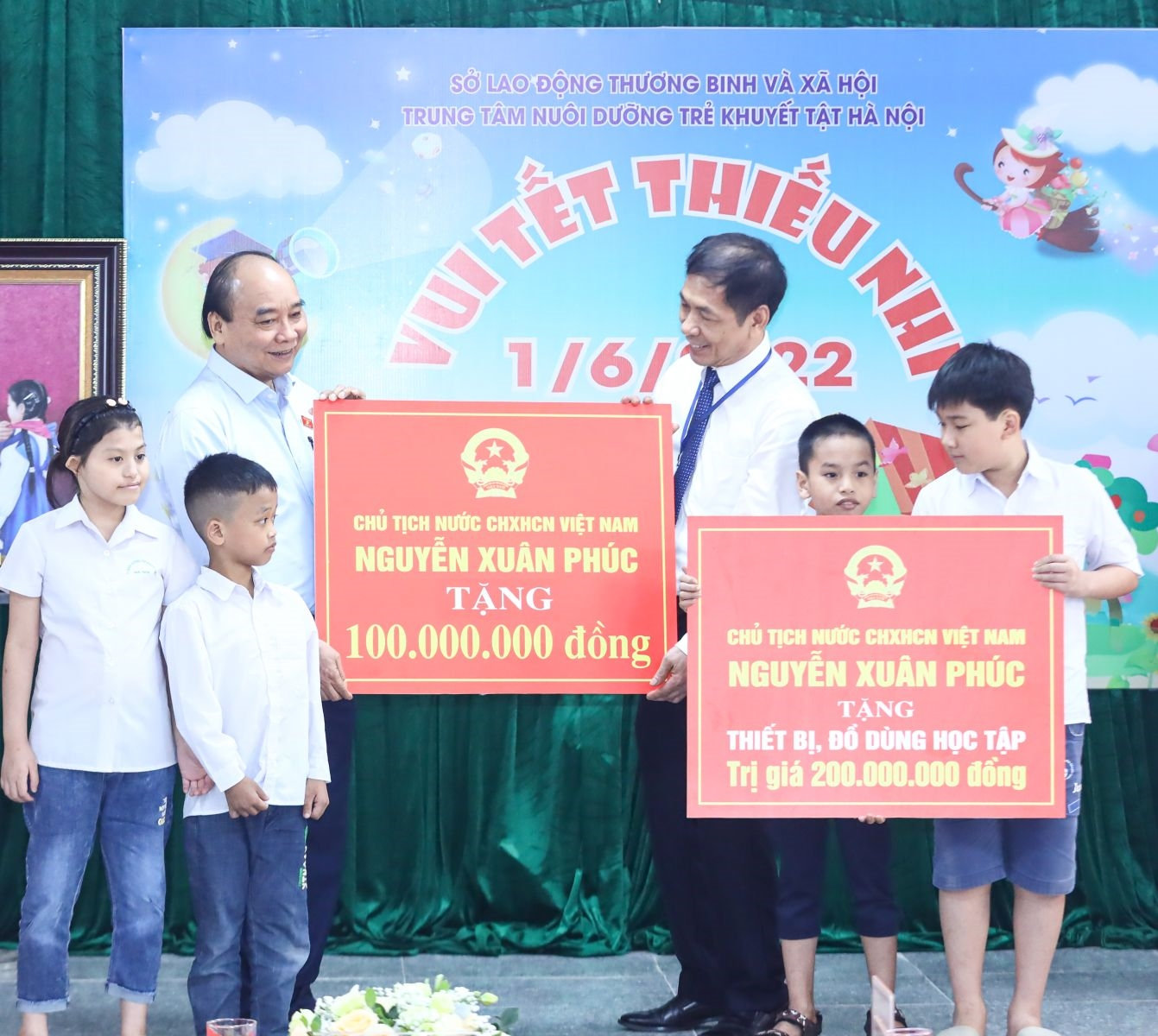 Chủ tịch nước tặng thiết bị, đồ dùng học tập và tiền mặt trị giá 300 triệu đồng cho Trung tâm Nuôi dưỡng trẻ khuyết tật Hà Nội. Ảnh: VPCTN