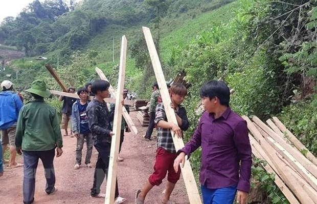 Lực lượng đoàn viên thanh niên Huyện đoàn Nậm Pồ tham gia tháo dỡ, vận chuyển nhà ở, tài sản cho các hộ dân nằm dưới cung trượt sạt ở bản Huổi Đắp (xã Nậm Tin, huyện Nậm Pồ, tỉnh Điện Biên). (Ảnh: TTXVN) Lực lượng đoàn viên thanh niên Huyện đoàn Nậm Pồ tham gia tháo dỡ, vận chuyển nhà ở, tài sản cho các hộ dân nằm dưới cung trượt sạt ở bản Huổi Đắp (xã Nậm Tin, huyện Nậm Pồ, tỉnh Điện Biên). (Ảnh: TTXVN)