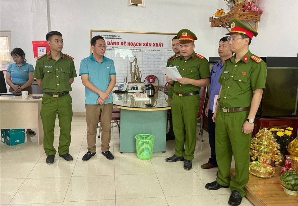 Công an Tp. Thanh Hóa thi hành Quyết định khởi tố vụ án, khởi tố bị can đối với Hoàng Văn Cường (áo xanh)