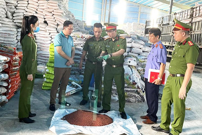 Lực lượng chức năng kiểm tra chất lượng phân bón tại Công ty CP Sản xuất và Thương mại tổng hợp Cường Phát 