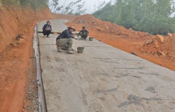 Những người thợ đang nỗ lực hoàn thành con đường vươn tới bản Mông Những người thợ đang nỗ lực hoàn thành con đường vươn tới bản Mông