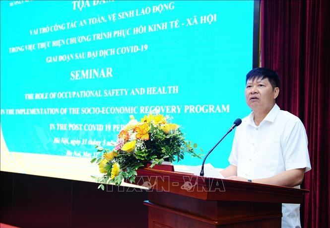 Ông Phan Văn Anh, Phó Chủ tịch Tổng LĐLĐ Việt Nam phát biểu tại Tọa đàm