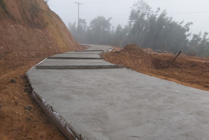 Con đường bê tông có chiều dài hơn 5 km đang dần hình thành, góp phần cho bà con bản Mông ở Quan Sơn được giao thương thuận lợi hơn Con đường bê tông có chiều dài hơn 5 km đang dần hình thành, góp phần cho bà con bản Mông ở Quan Sơn được giao thương thuận lợi hơn