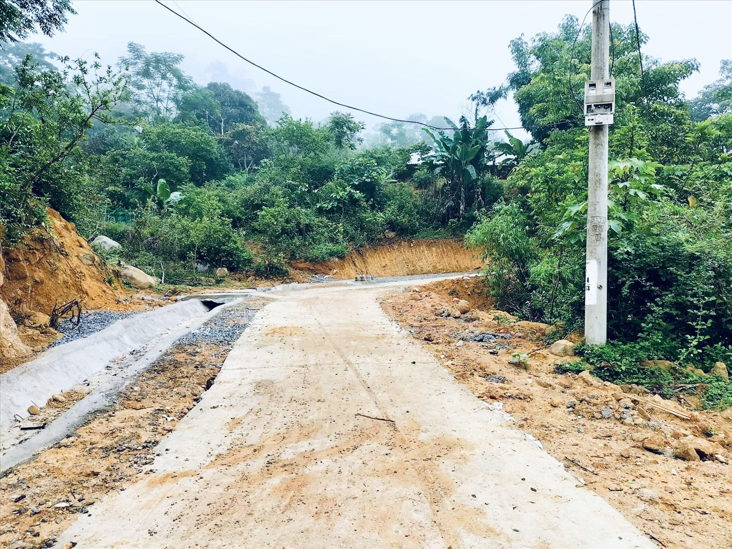 Dự kiến trong tháng 6 này, đường đến bản Ché Lầu sẽ hoàn thành Dự kiến trong tháng 6 này, đường đến bản Ché Lầu sẽ hoàn thành