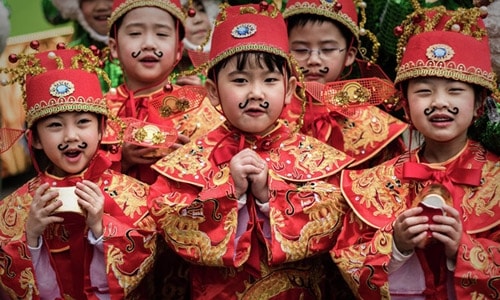 Trẻ em Trung Quốc tham gia nhiều hoạt động vào ngày Tết thiếu nhi