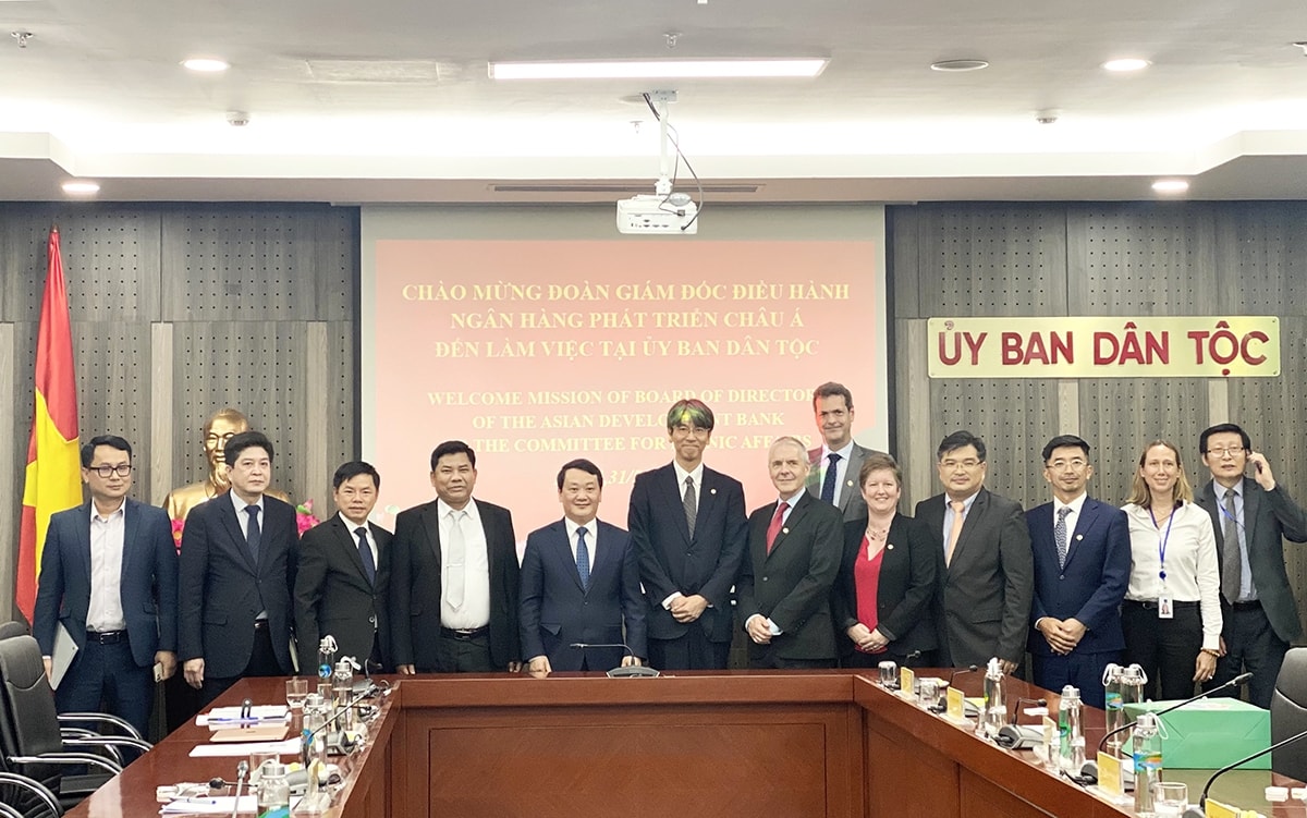 Bộ trưởng, Chủ nhiệm UBDT Hầu A Lềnh; ngài Takahiro Yasui và các đại biểu chụp ảnh lưu niệm
