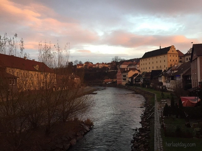 Český Krumlov là ngôi làng nằm hiền hòa bên con sông Vltava Český Krumlov là ngôi làng nằm hiền hòa bên con sông Vltava
