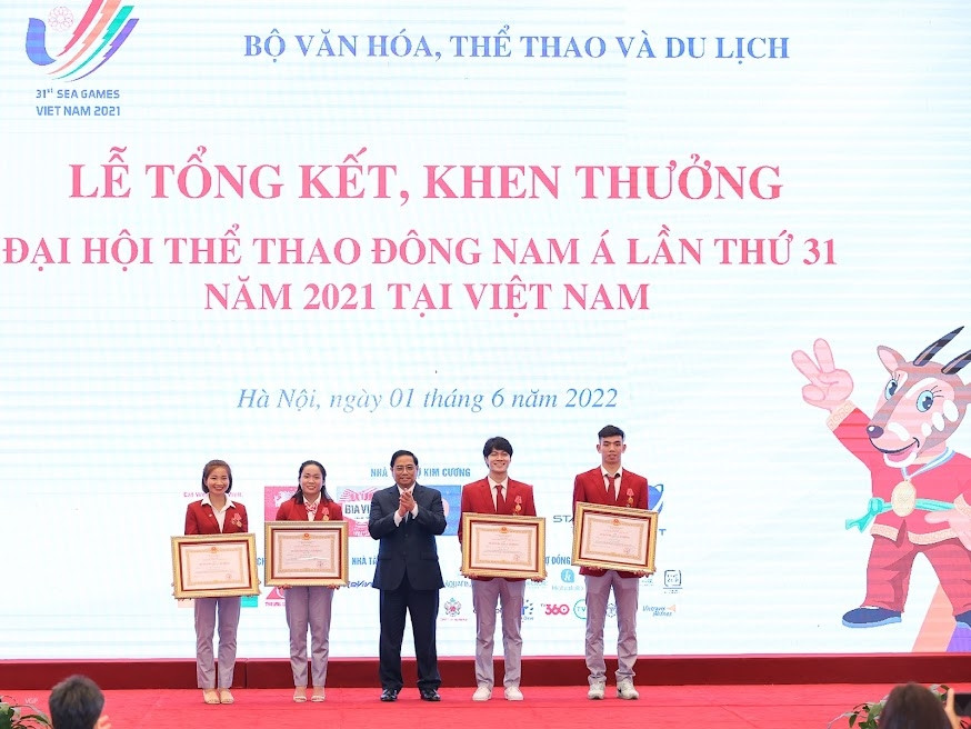 Thủ tướng trao Huân chương Lao động hạng Nhất cho các cá nhân - Ảnh: VGP/Nhật Bắc
