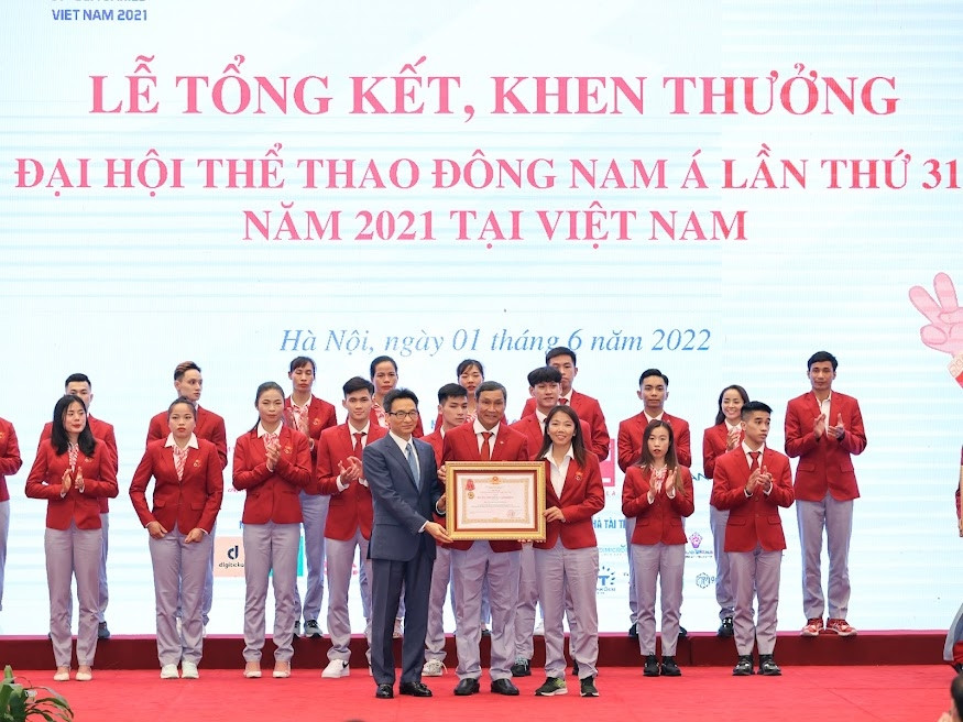 Phó Thủ tướng Vũ Đức Đam trao Huân chương Lao động hạng Nhì cho các tập thể, cá nhân - Ảnh: VGP/Nhật Bắc