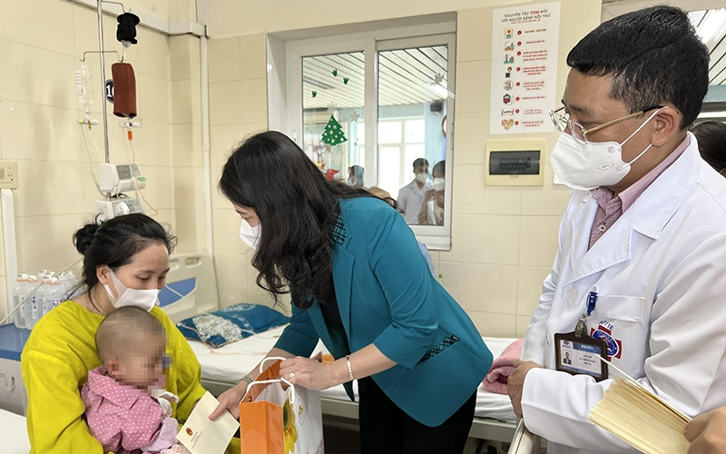 Phó Chủ tịch nước Võ Thị Ánh Xuân thăm hỏi, tặng quà các em nhỏ.