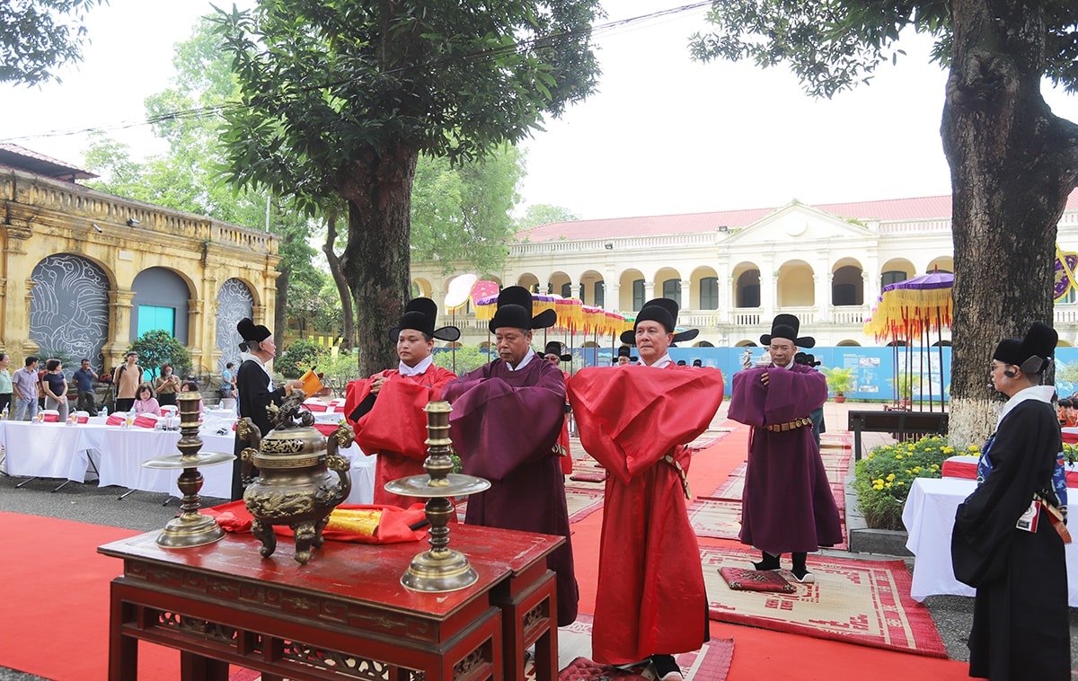  Tái hiện nghi lễ ban quạt 
