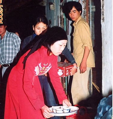 Cô dâu rót nước, mời trầu bố, mẹ chồng và những người có tuổi trong họ vẫn là một nét đẹp được duy trì trong lễ cưới của đồng bào Nùng ở Lạng Sơn Cô dâu rót nước, mời trầu bố, mẹ chồng và những người có tuổi trong họ vẫn là một nét đẹp được duy trì trong lễ cưới của đồng bào Nùng ở Lạng Sơn