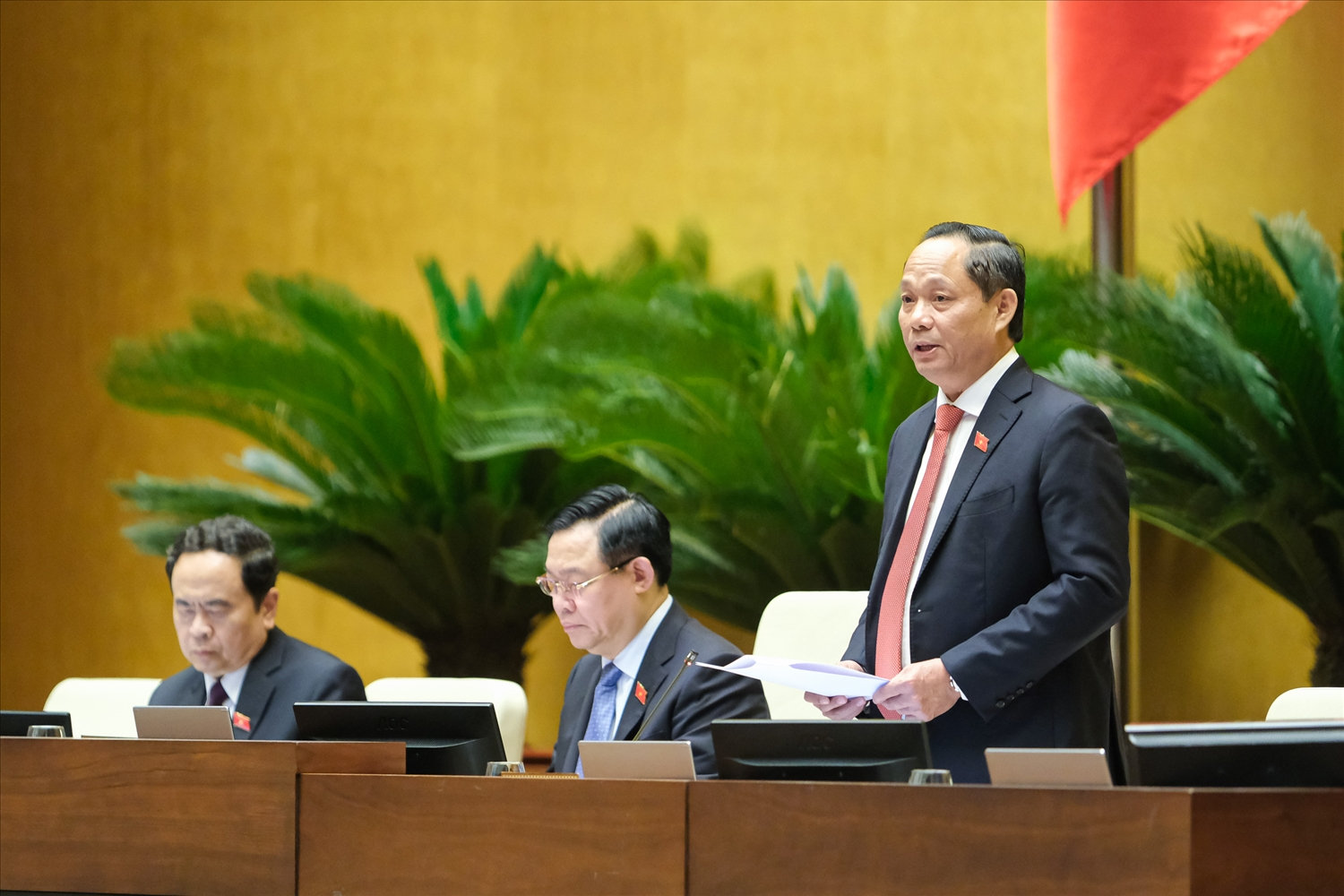 Phó Chủ tịch Quốc hội Trần Quang Phương điều hành phiên thảo luận