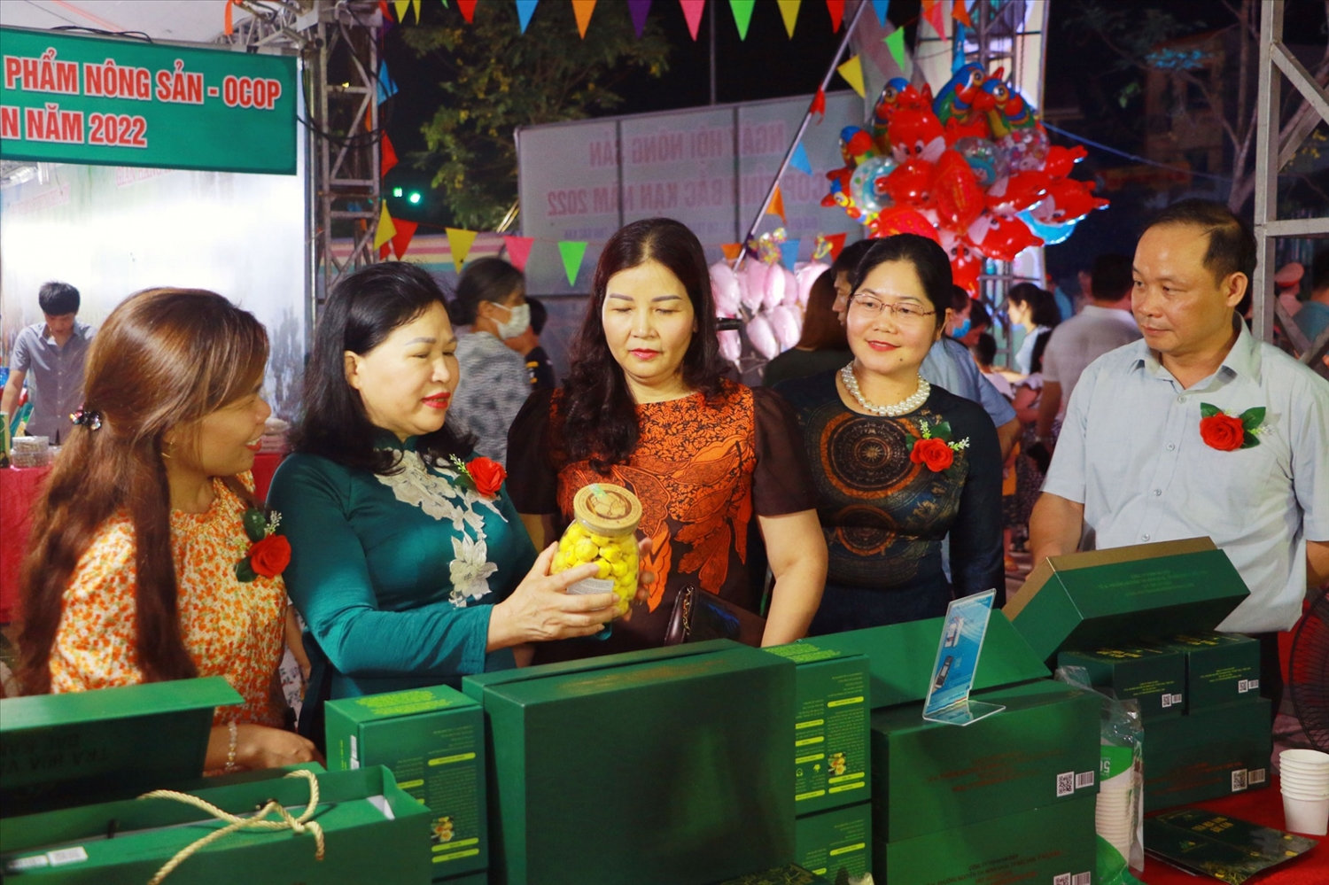 Các đại biểu tham quan gian hàng 