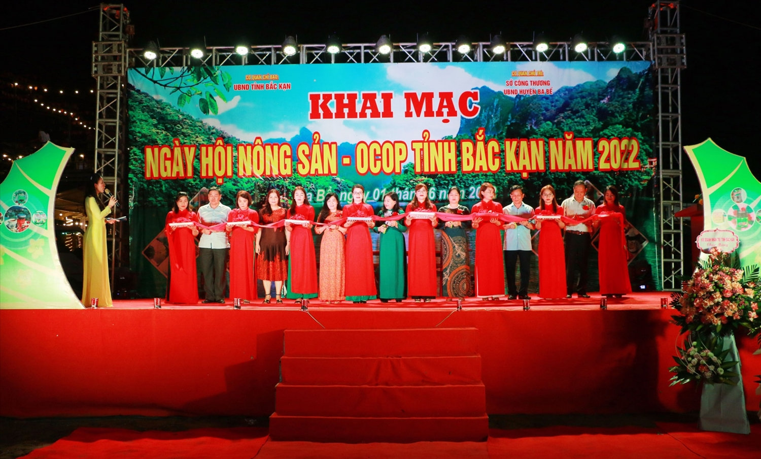 Các đại biểu cắt băng khai mạc