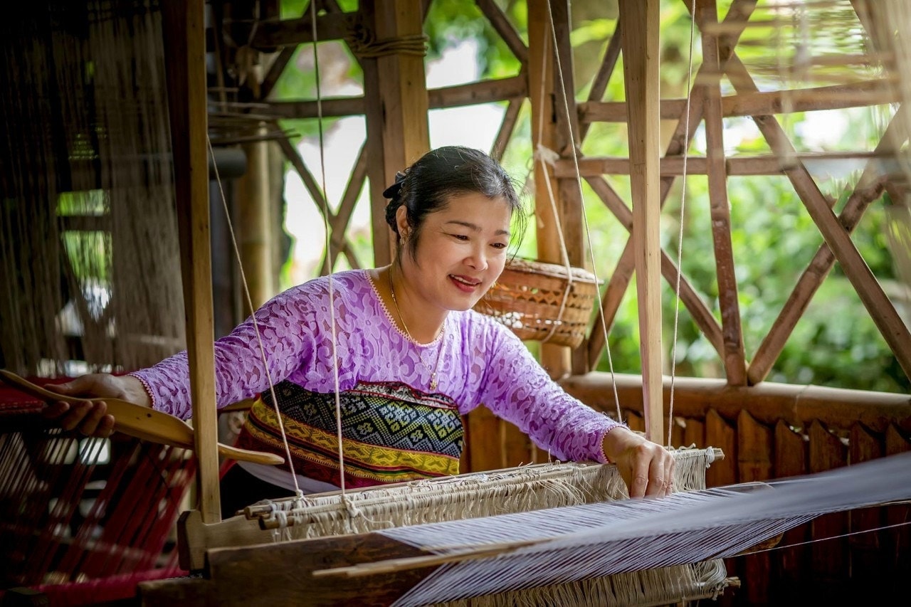 Bà Vì Thị Oanh - Phó Giám đốc HTX Dệt thổ cẩm và Dịch vụ du lịch Chiềng Châu bên khung dệt
