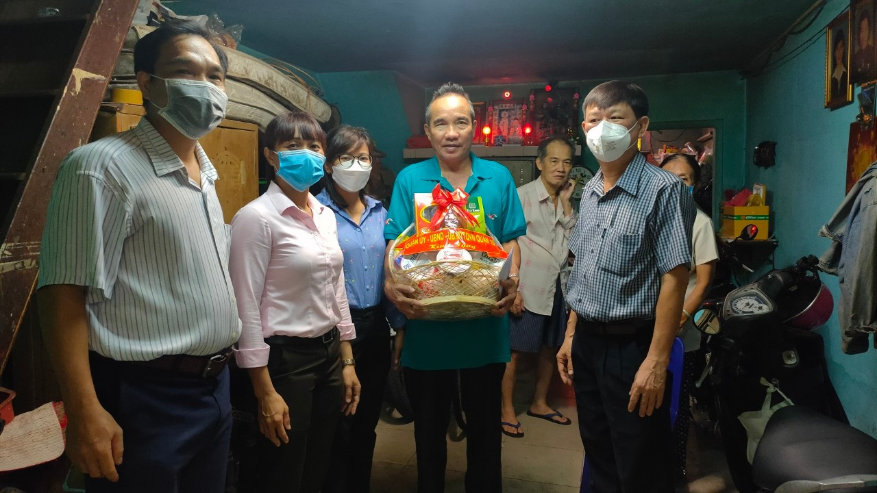 Các cấp ngành, địa phương thường xuyên quan tâm hỗ trợ động viên NLĐ khi xảy ra sự cố lao động. (Trong ảnh: Ngày 18/5/2022, Phòng LĐTB&XH Quận 10, TP. Hồ Chí Minh thăm hỏi và tặng quà ông Lý Triệu Hồng, dân tộc Hoa, bị TNLĐ về mắt-Ảnh TL)