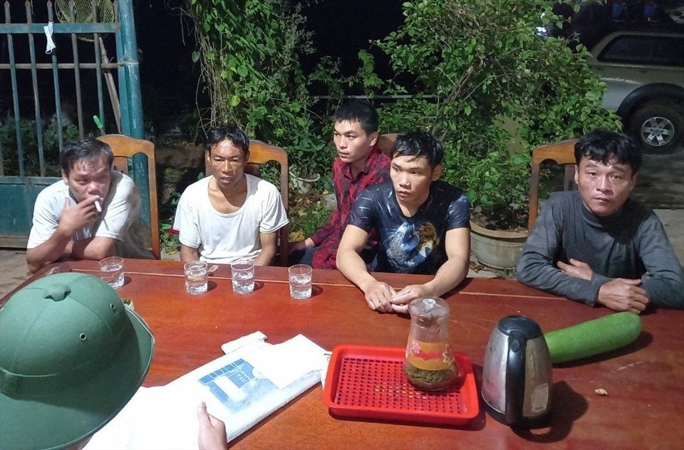 Các ngư dân trên tàu cá của ông Lê Bá Nam (xã Quỳnh Lập, thị xã Hoàng Mai) được cứu sống khi tàu bị cháy, nhưng bị bảo hiểm từ chối bồi thường (ảnh do người dân cung cấp)
