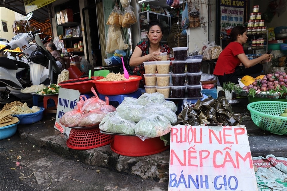 Giá cả hàng hóa tăng trong dịp Tết Đoan Ngọ. Ảnh: Nguyễn Thúy Giá cả hàng hóa tăng trong dịp Tết Đoan Ngọ. Ảnh: Nguyễn Thúy
