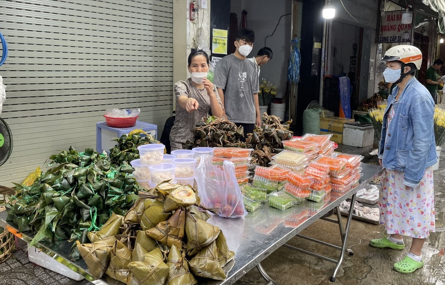 Tại chợ Đo Đạc (thành phố Thủ Đức), cơm rượu có giá 30.000 - 45.000 đồng/hộp, bánh tro có giá 60.000 -75.000 đồng/chục... Tại chợ Đo Đạc (thành phố Thủ Đức), cơm rượu có giá 30.000 - 45.000 đồng/hộp, bánh tro có giá 60.000 -75.000 đồng/chục...