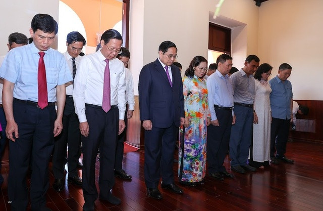 Thủ tướng Phạm Minh Chính và các đại biểu tưởng nhớ Chủ tịch Hồ Chí Minh. Ảnh: VGP/Nhật Bắc