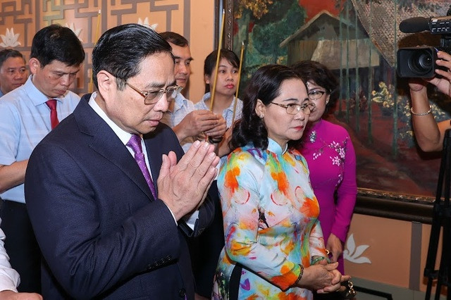 Thủ tướng Phạm Minh Chính và Đoàn đại biểu thành kính tỏ lòng biết ơn sâu sắc công lao và đức hy sinh quên mình vì dân, vì nước của Chủ tịch Hồ Chí Minh- Ảnh: VGP/Nhật Bắc