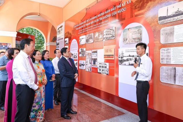Tại Bảo tàng Hồ Chí Minh, Thủ tướng Phạm Minh Chính tham quan Triển lãm về Sài Gòn (Thành phố Hồ Chí Minh) những năm đầu thế kỷ XX, nơi người thanh niên Nguyễn Tất Thành ra đi tìm đường cứu nước-Ảnh: VGP/Nhật Bắc