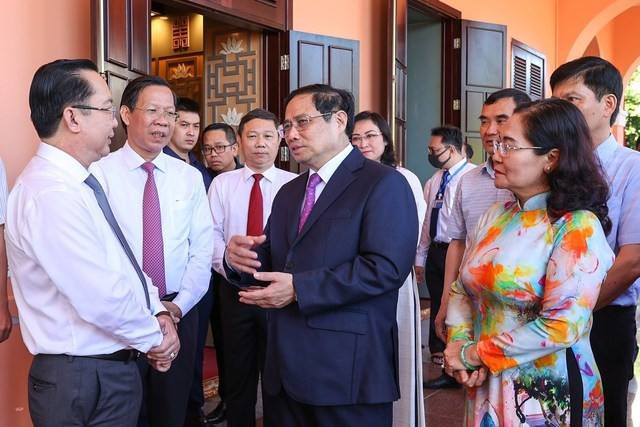 Trao đổi với lãnh đạo Bảo tàng Hồ Chí Minh chi nhánh Thành phố Hồ Chí Minh, Thủ tướng mong muốn Bảo tàng chú trọng, làm tốt hơn nữa việc giới thiệu, phổ biến những di sản của Chủ tịch Hồ Chí Minh trong suốt chặng đường giải phóng dân tộc để các tầng lớp nhân dân và bạn bè quốc tế hiểu sâu sắc về Đảng, sự nghiệp cách mạng vĩ đại của Bác Hồ và dân tộc ta - Ảnh VGP/Nhật Bắc