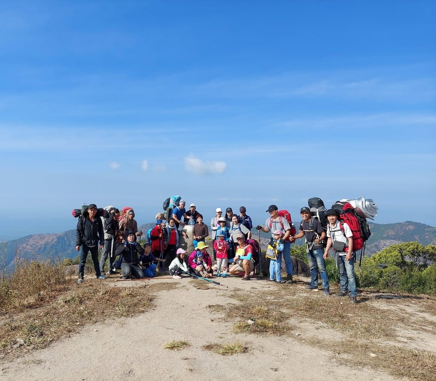 Du khách hào hứng tham gia trekking chinh phục đỉnh núi Chư Nâm Du khách hào hứng tham gia trekking chinh phục đỉnh núi Chư Nâm
