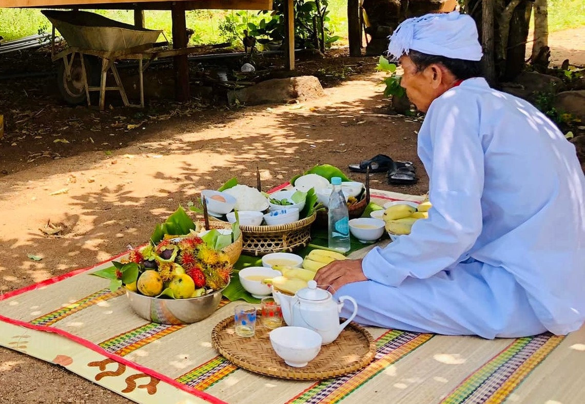 Thầy cúng thực hiện nghi lễ cúng rẫy (Ảnh Kiều Maily)