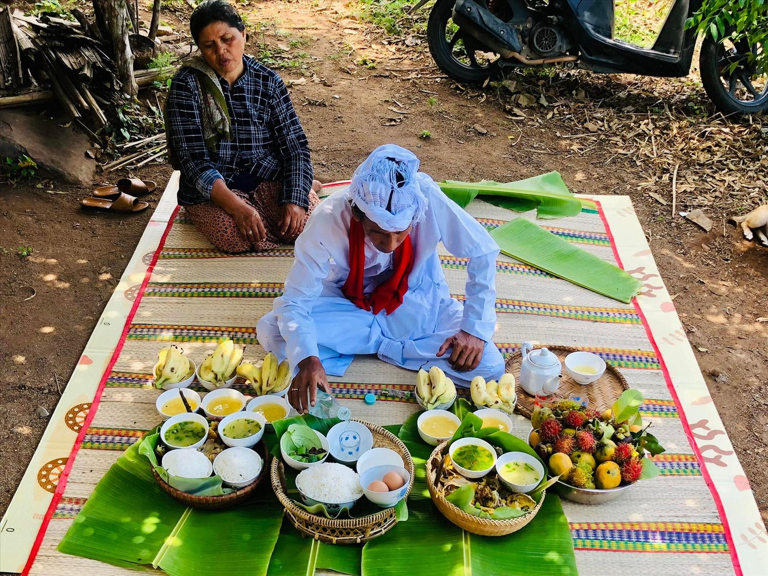 Thầy cúng đang thưucj hiện nghi lễ cúng rẫy (Ảnh Kiều Maily)