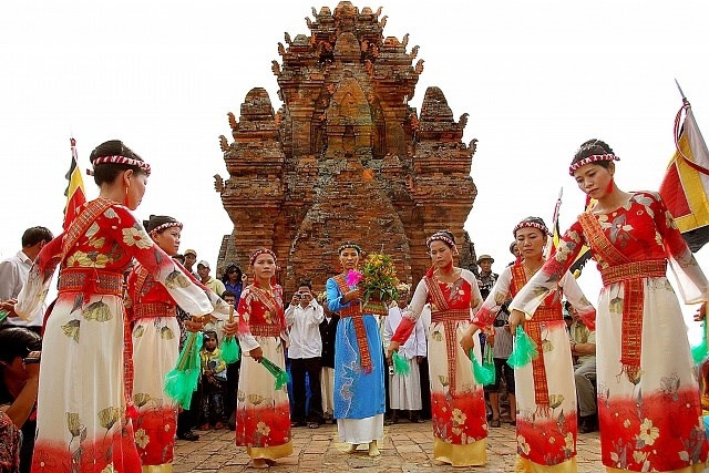 Đồng bào Chăm múa bên Tháp (Ảnh minh họa)